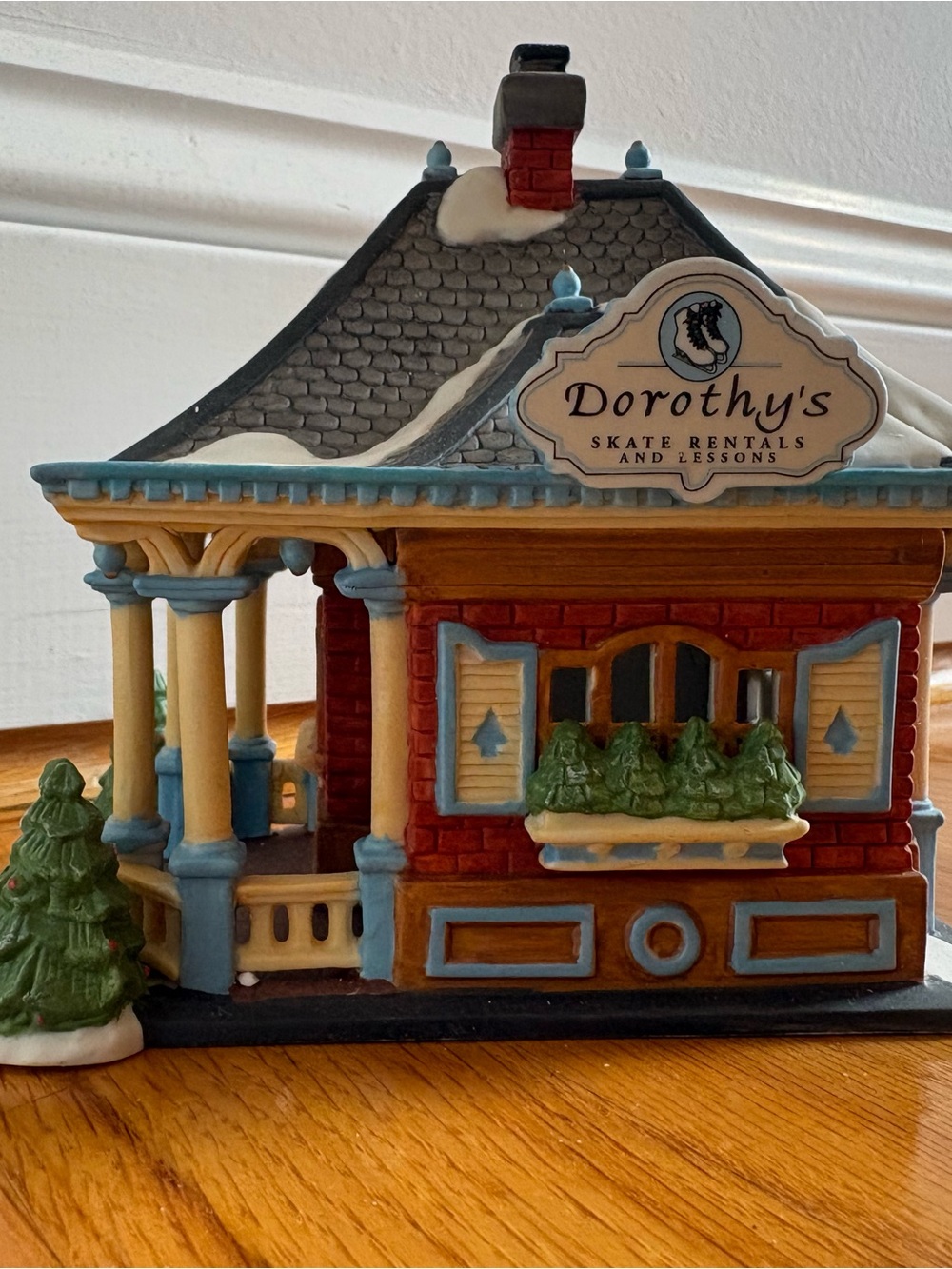 Dept 56 - Dorothyβs Holiday Skate Rentals Heritage Village House